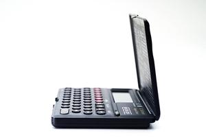 モニターの設置にはモニターアームが必須